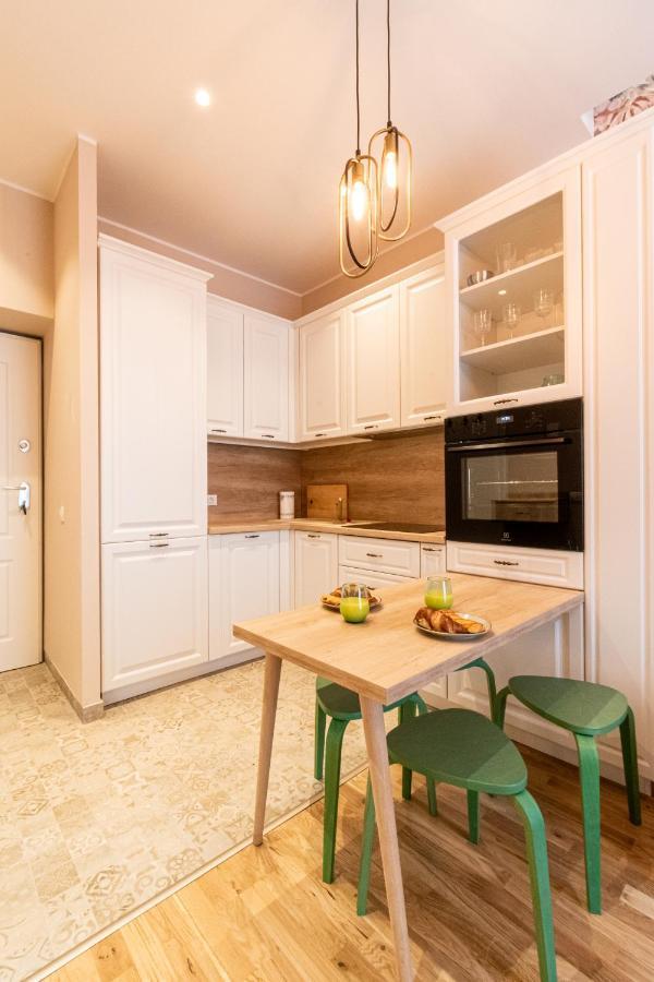 Black Gate - Quiet Studio In The Heart Of Old Town With Free Private Secured Parking Braşov Exterior foto