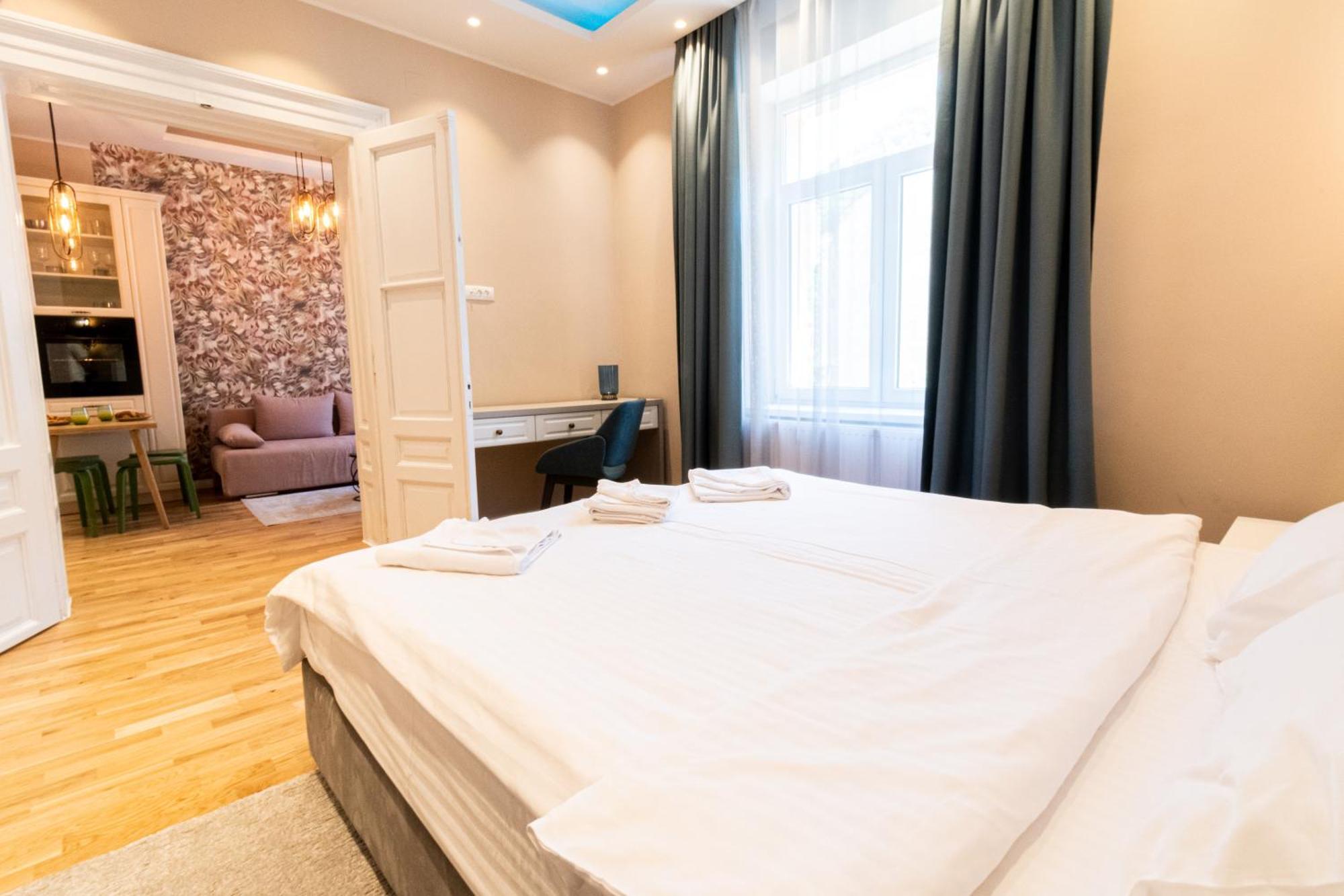 Black Gate - Quiet Studio In The Heart Of Old Town With Free Private Secured Parking Braşov Exterior foto