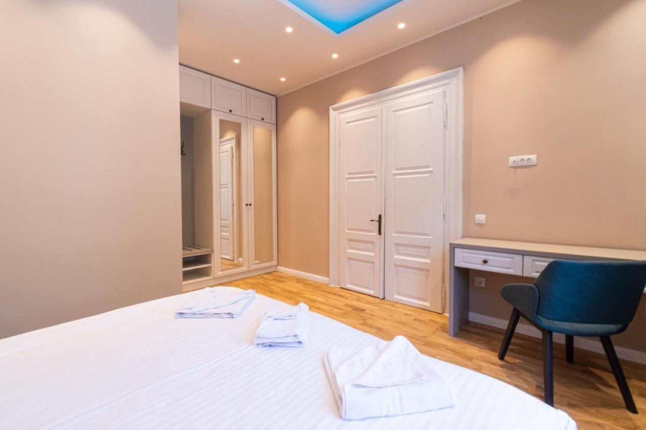 Black Gate - Quiet Studio In The Heart Of Old Town With Free Private Secured Parking Braşov Exterior foto