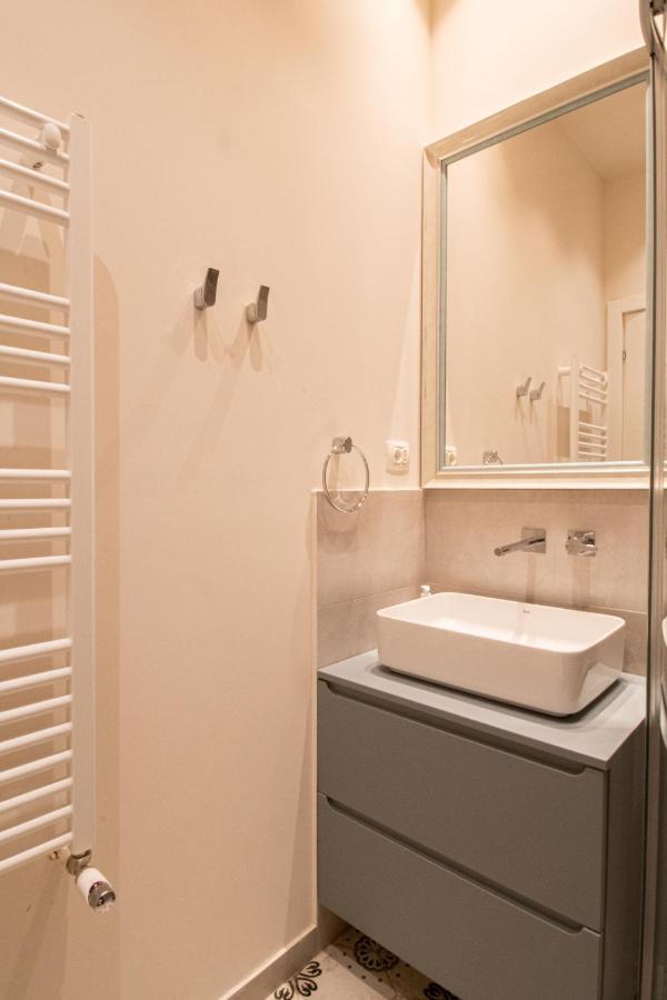 Black Gate - Quiet Studio In The Heart Of Old Town With Free Private Secured Parking Braşov Exterior foto